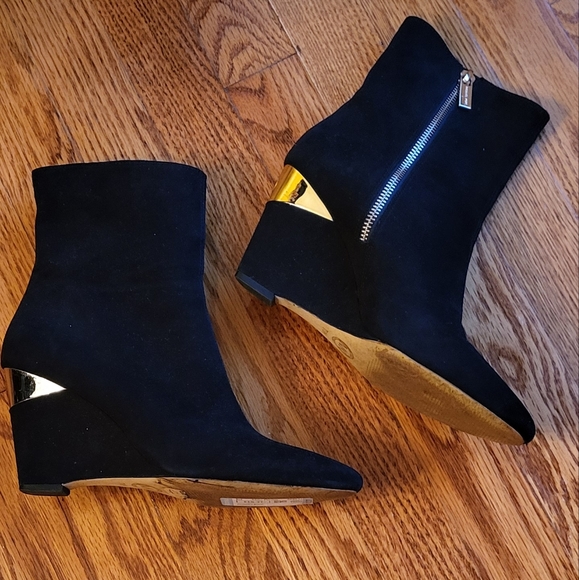 Michael Kors EUC women's black suede wedge ankle boots size 7.5 M - Picture 2 of 8